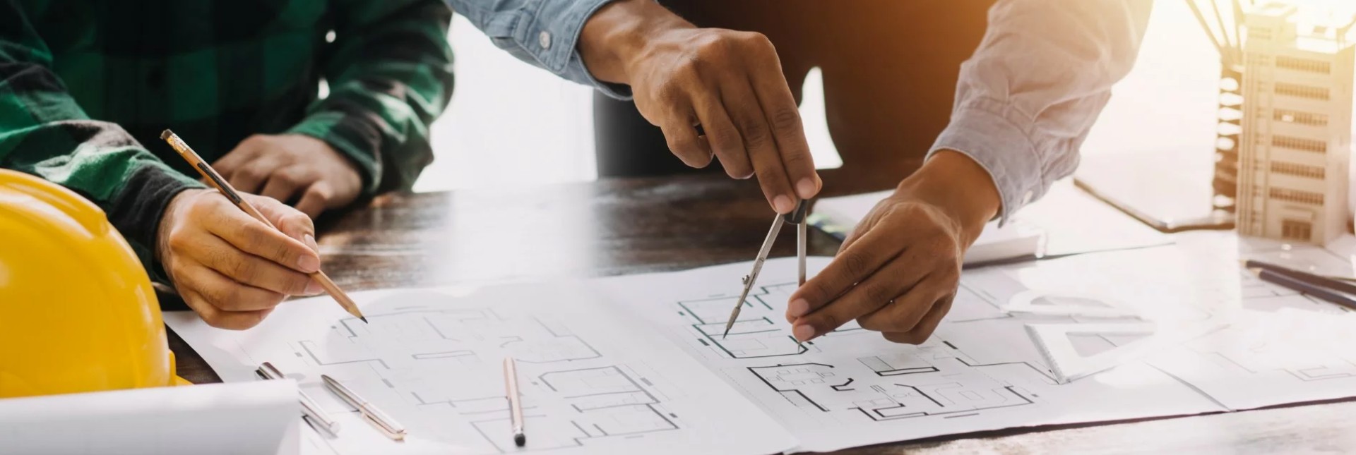 Architecte DPLG travaillant sur les plans d’une maison moderne