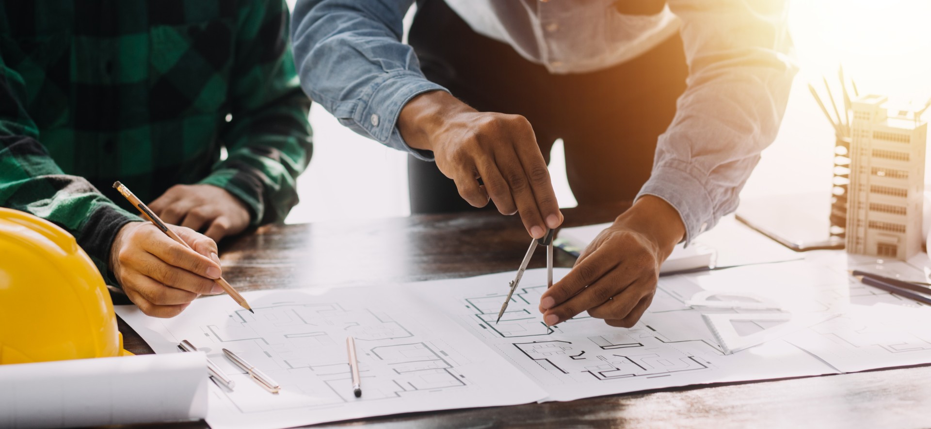 Architecte DPLG travaillant sur les plans d’une maison moderne